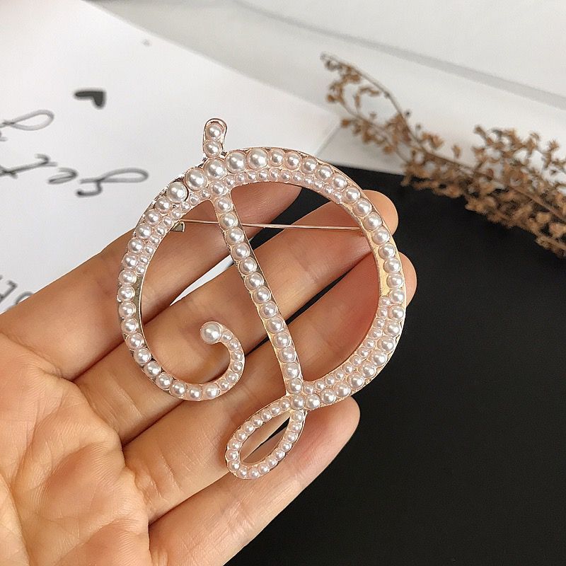 English Letters A-Z Pearl Broo - Women Accessories In English recension och pris